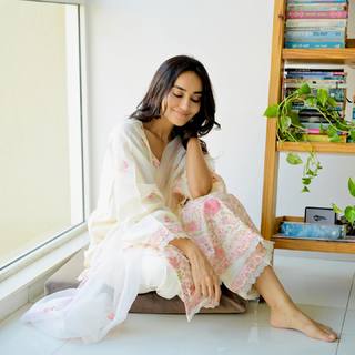 Surbhi Jyoti feet photo thumbnail
