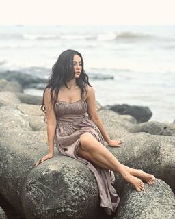 Surbhi Jyoti feet photo thumbnail