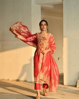 Surbhi Jyoti feet photo thumbnail