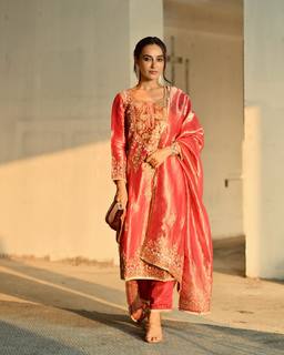 Surbhi Jyoti feet photo thumbnail