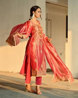 Surbhi Jyoti feet photo thumbnail