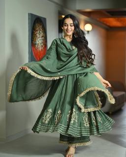 Surbhi Jyoti feet photo thumbnail