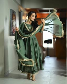 Surbhi Jyoti feet photo thumbnail