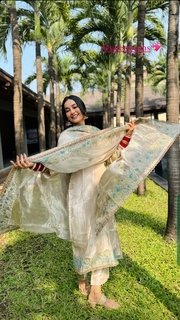 Surbhi Jyoti feet photo thumbnail