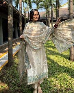 Surbhi Jyoti feet photo thumbnail