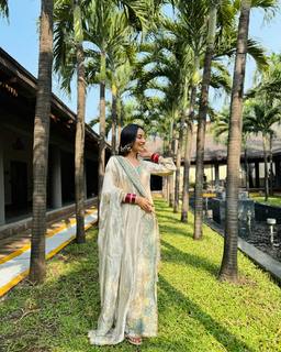 Surbhi Jyoti feet photo thumbnail