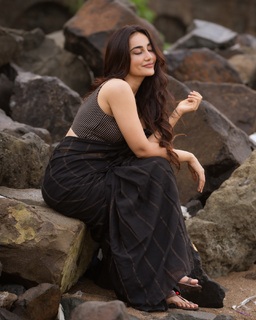 Surbhi Jyoti feet photo thumbnail