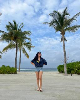 Surbhi Jyoti feet photo thumbnail