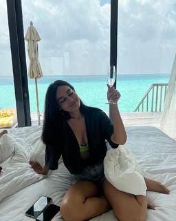 Surbhi Jyoti feet photo thumbnail