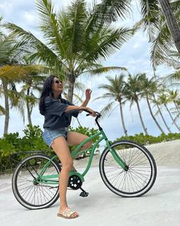 Surbhi Jyoti feet photo thumbnail