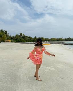 Surbhi Jyoti feet photo thumbnail