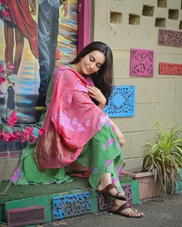Surbhi Jyoti feet photo thumbnail