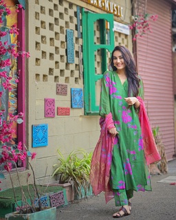 Surbhi Jyoti feet photo thumbnail