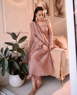 Surbhi Jyoti feet photo thumbnail