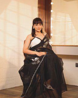 Surbhi Jyoti feet photo thumbnail