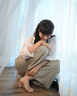 Surbhi Jyoti feet photo thumbnail