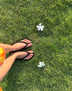 Surbhi Jyoti feet photo thumbnail