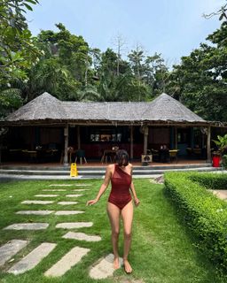 Surbhi Jyoti feet photo thumbnail