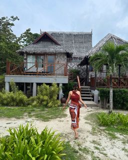 Surbhi Jyoti feet photo thumbnail