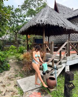 Surbhi Jyoti feet photo thumbnail