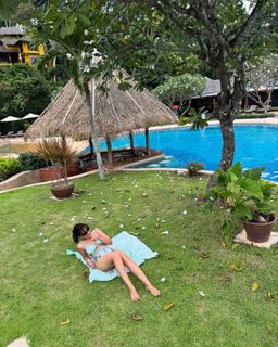 Surbhi Jyoti feet photo thumbnail