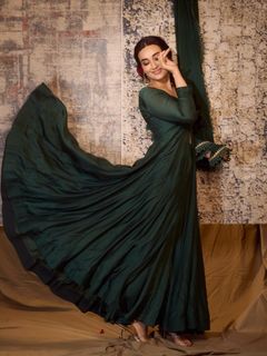 Surbhi Jyoti feet photo thumbnail