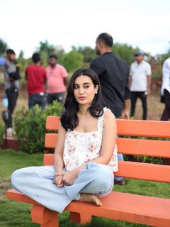 Surbhi Jyoti feet photo thumbnail