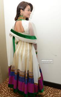 Surveen Chawla feet photo thumbnail