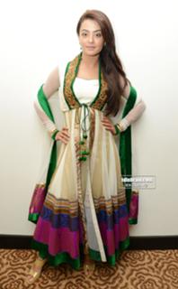 Surveen Chawla feet photo thumbnail