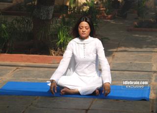 Surveen Chawla feet photo thumbnail