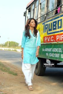 Surveen Chawla feet photo thumbnail