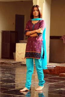 Surveen Chawla feet photo thumbnail