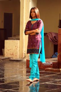 Surveen Chawla feet photo thumbnail