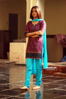 Surveen Chawla feet photo thumbnail