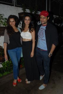 Surveen Chawla feet photo thumbnail