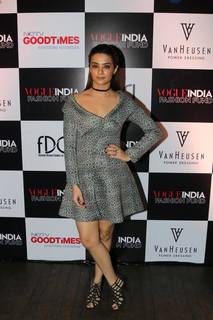 Surveen Chawla feet photo thumbnail