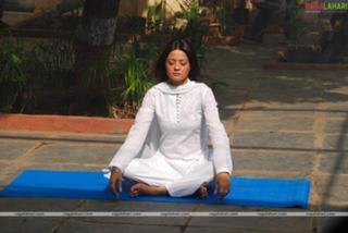 Surveen Chawla feet photo thumbnail