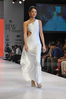 Surveen Chawla feet photo thumbnail