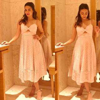 Surveen Chawla feet photo thumbnail