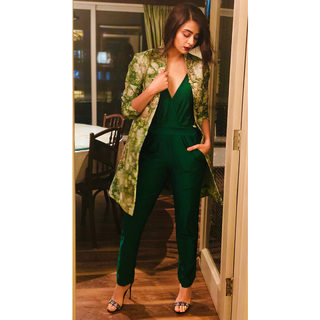 Surveen Chawla feet photo thumbnail