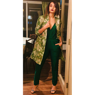 Surveen Chawla feet photo thumbnail