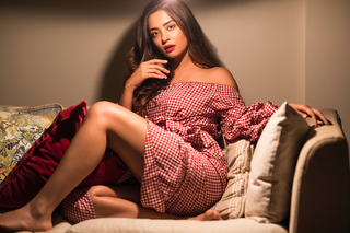 Surveen Chawla feet photo thumbnail