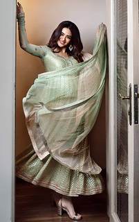 Surveen Chawla feet photo thumbnail