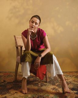 Surveen Chawla feet photo thumbnail