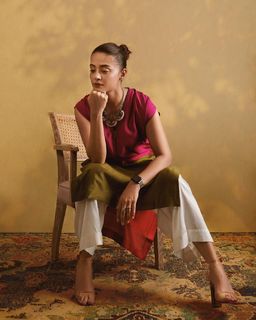 Surveen Chawla feet photo thumbnail