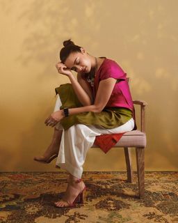 Surveen Chawla feet photo thumbnail