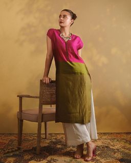 Surveen Chawla feet photo thumbnail