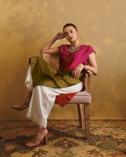 Surveen Chawla feet photo thumbnail