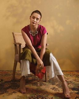 Surveen Chawla feet photo thumbnail