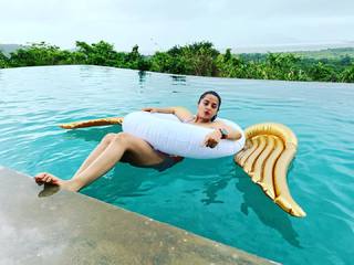 Surveen Chawla feet photo thumbnail